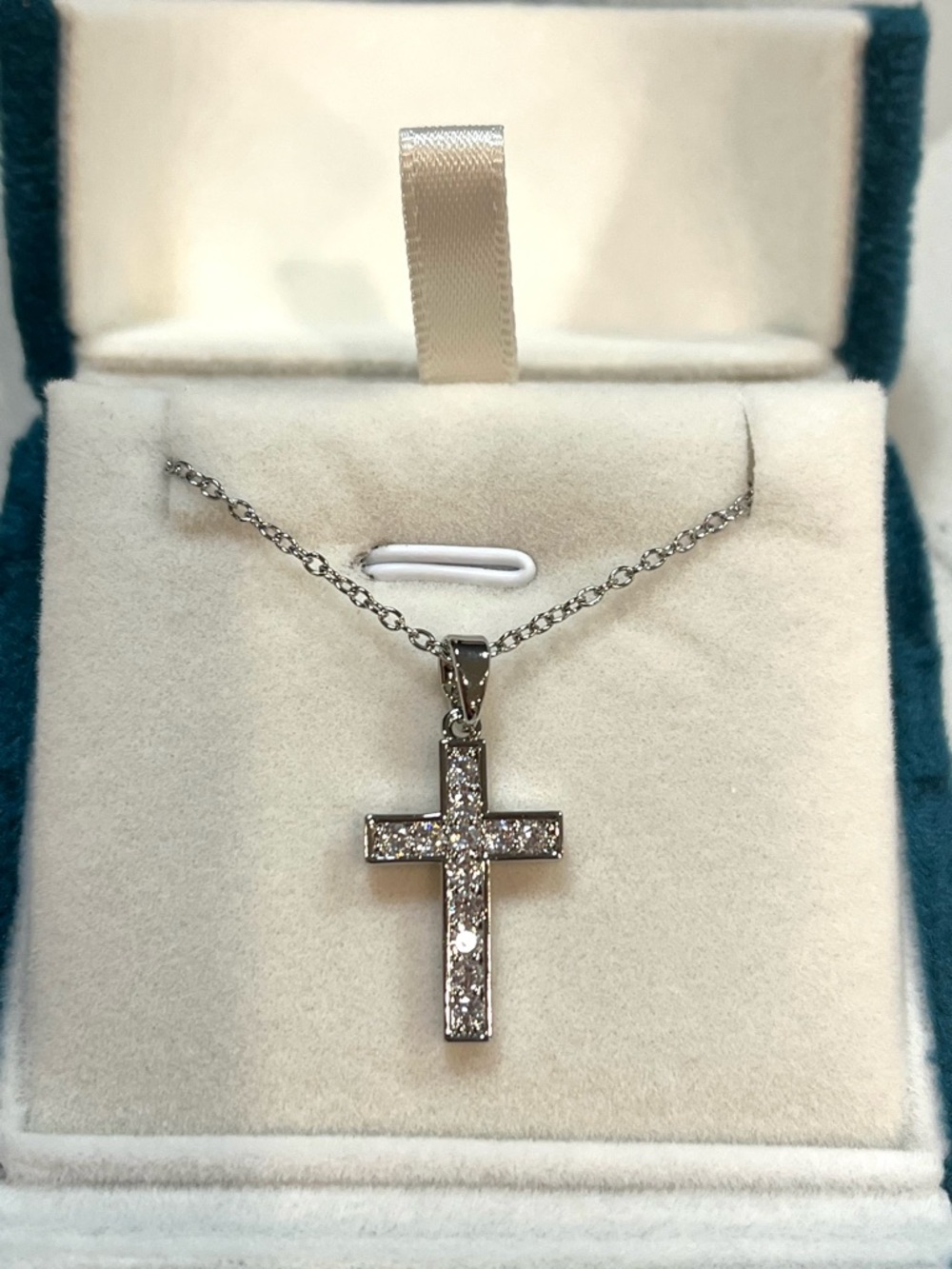 Elegant silver cross pendant necklace